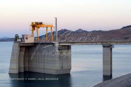 Image du Maroc Professionnelle de  Barrage Al Wahda deuxième plus grand barrage d'Afrique après Le haut barrage d'Assouan d'Egypte, but de l'ouvrage production d'électricité, irrigation et protection contre les crues, Jeudi 8 septembre 2005. (Photo / Abdeljalil Bounhar) 